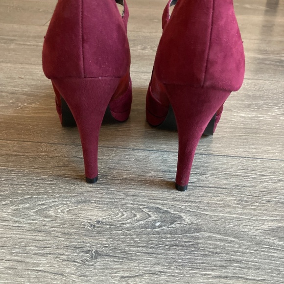 Women’s Size 7 velvet burgundy platform heels - Picture 5 of 7